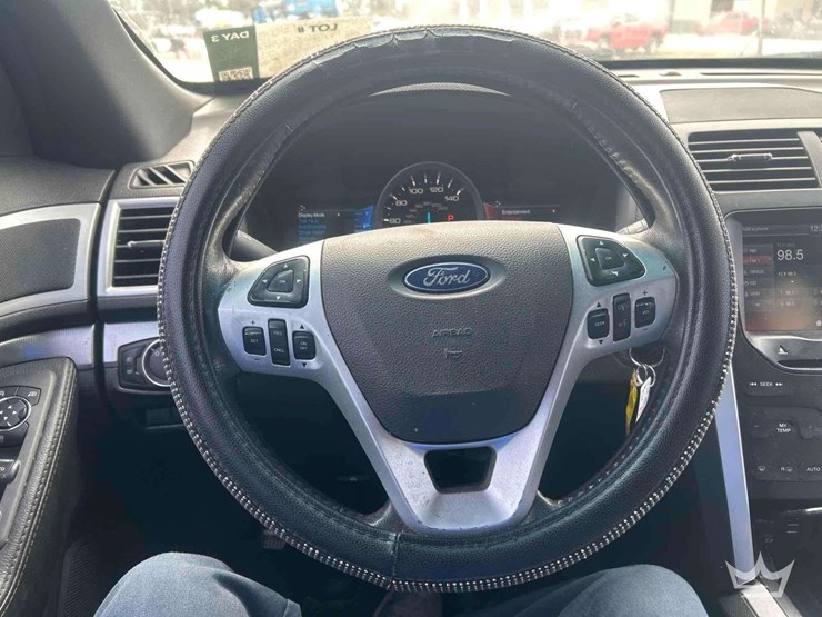 2015-ford-explorer-image-27