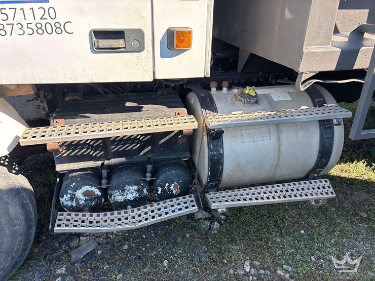 1998-volvo-vn-image-8