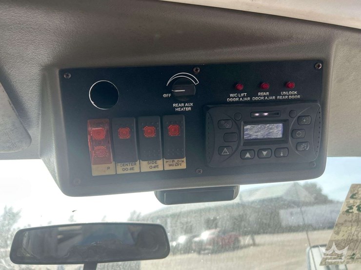 2014-ford-e-450-super-duty-shuttle-bus-image-15