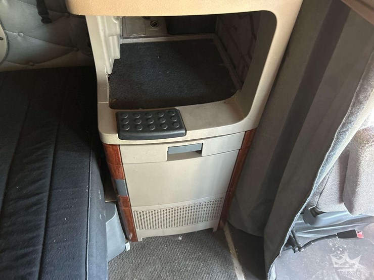 2017-freightliner-cascadia-125-image-35