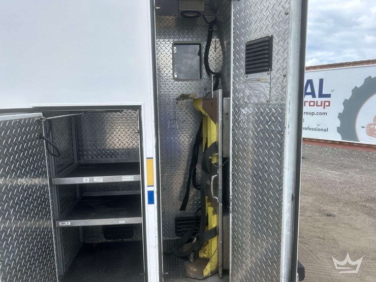 2005-freightliner-m2-106-image-39