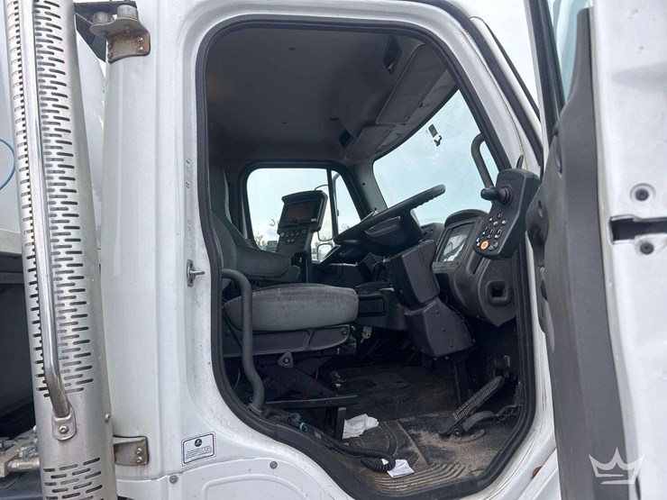 2019-freightliner-m2-106-image-27