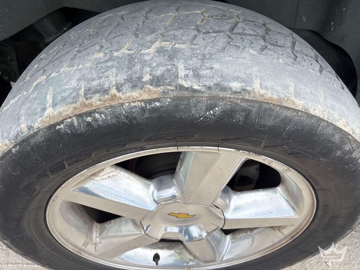 2010-chevrolet-tahoe-image-21