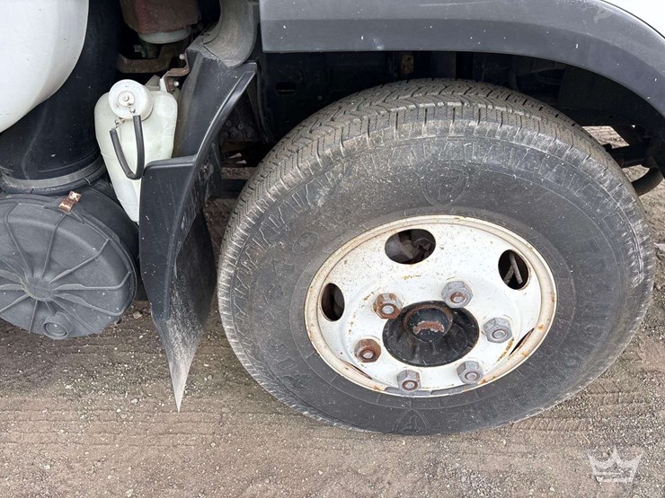 2011-isuzu-npr-image-25