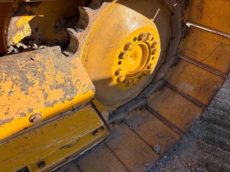 2022-deere-650k-lgp-image-11