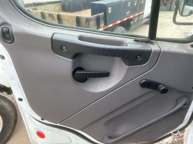 2014-freightliner-m2-106-image-17