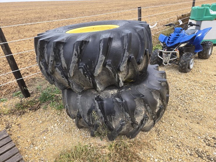 #5924-•-(2)-23.1-x-26-tires-on-john-deere-rims-image-1