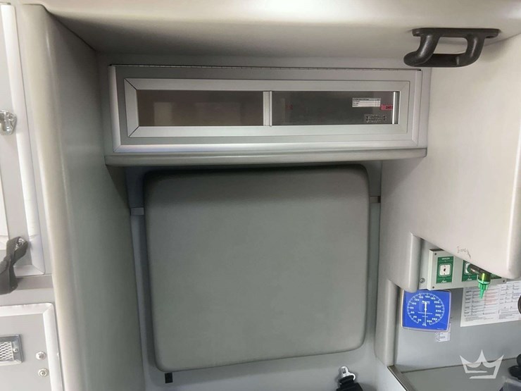 2005-freightliner-m2-106-image-48