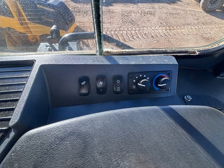 2022-deere-650k-lgp-image-22