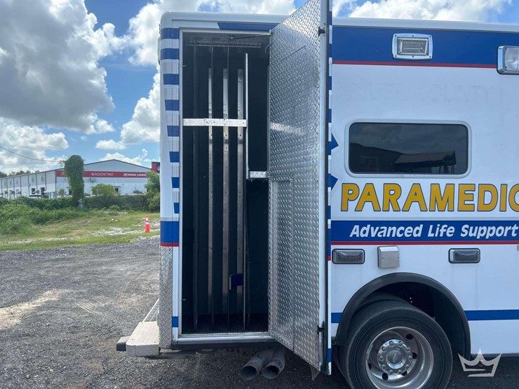 2013-ford-f550-image-30