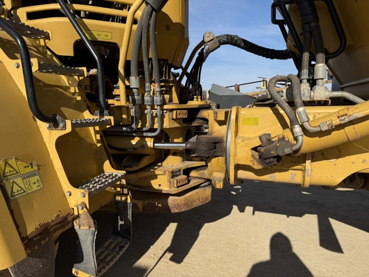 2010-caterpillar-740-image-14