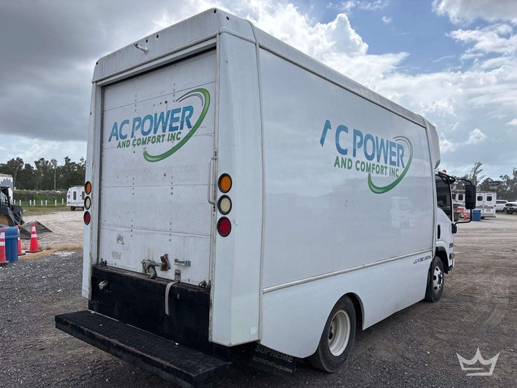 2011-isuzu-npr-image-3