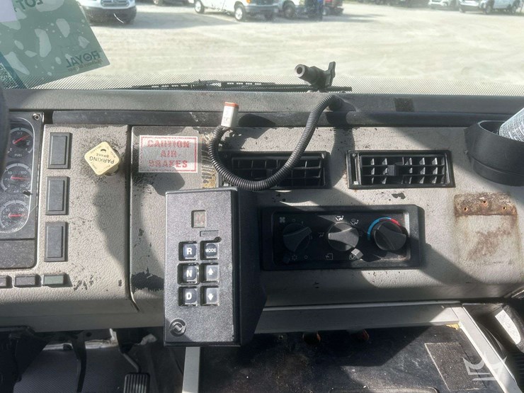 2003-freightliner-fl60-image-13