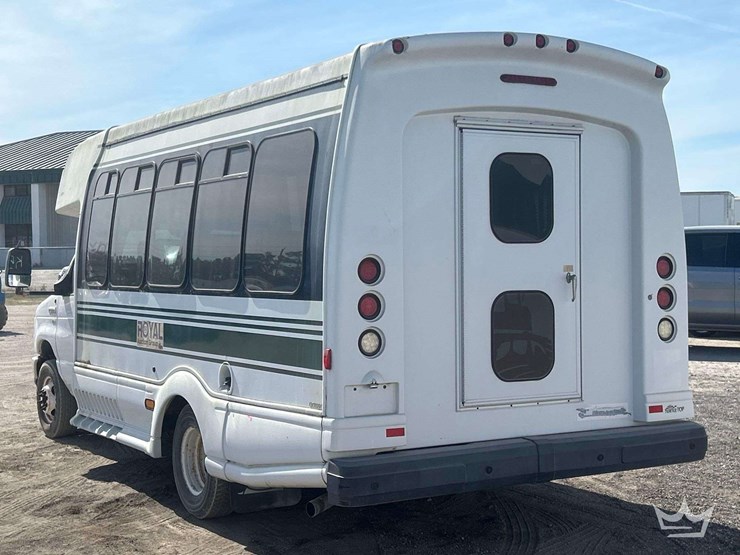 2014-ford-e-450-super-duty-shuttle-bus-image-3