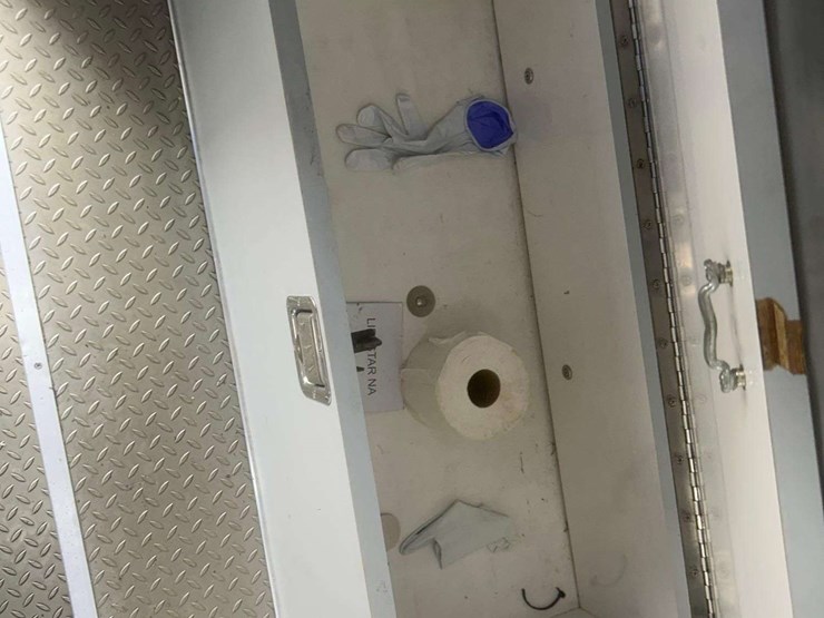 2005-freightliner-m2-106-image-63