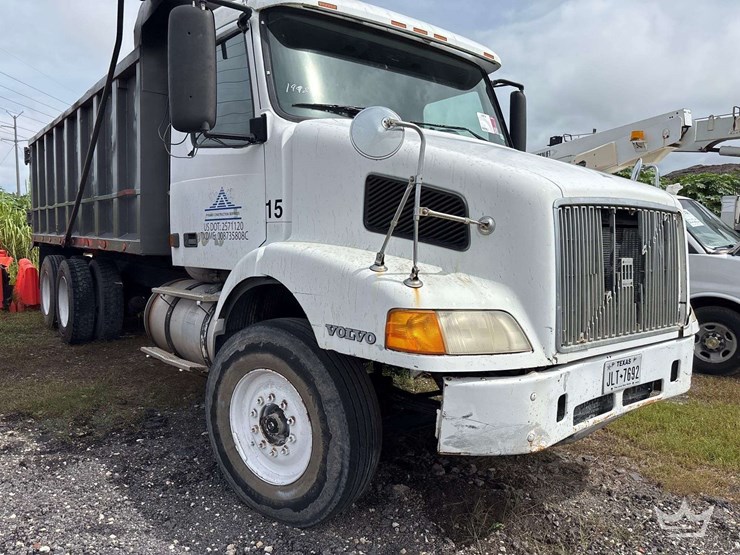 1998-volvo-vn-image-18