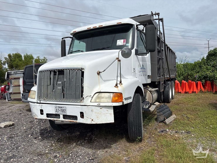 1998-volvo-vn-image-17