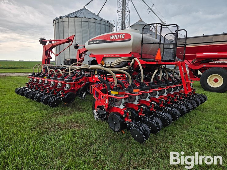 2007-white-8524c-24r20-planter-image-8