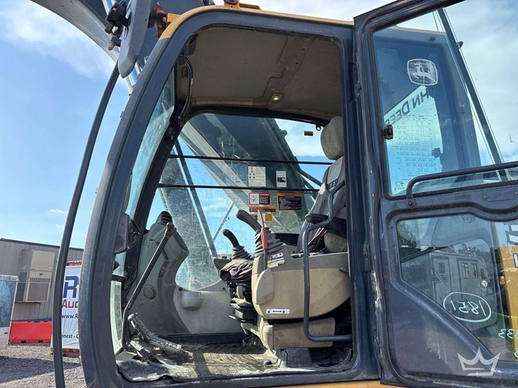 2013-deere-350g-lc-image-22