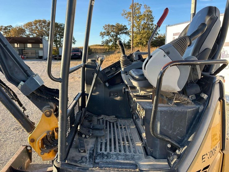 2013-deere-27d-image-9