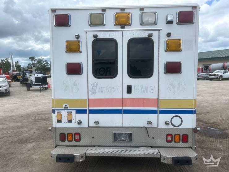 2005-freightliner-m2-106-image-42