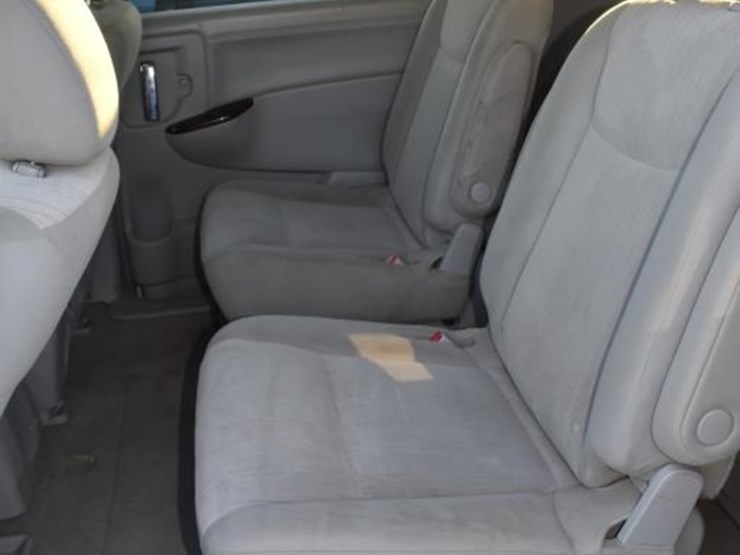 2011-nissan-quest-image-6