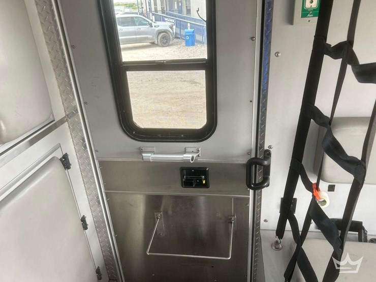 2005-freightliner-m2-106-image-54