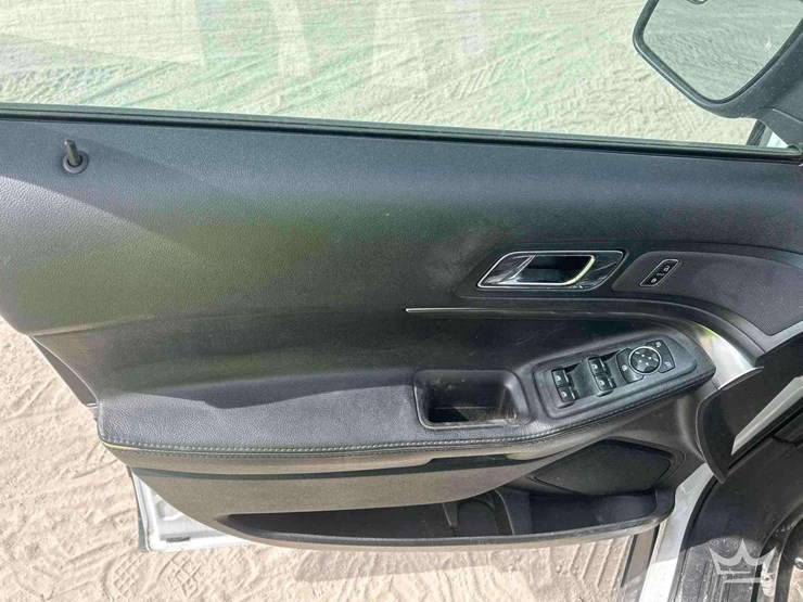 2017-ford-explorer-image-10