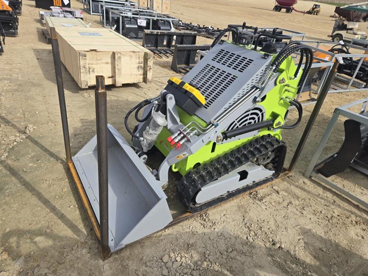 #6013-•-new-landhero-mini-skid-steer-loader-w/-tracks-image-1
