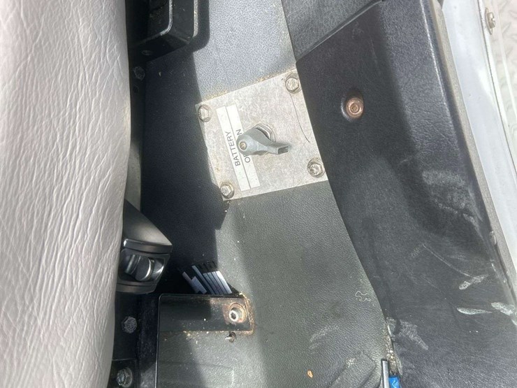 2005-freightliner-m2-106-image-20