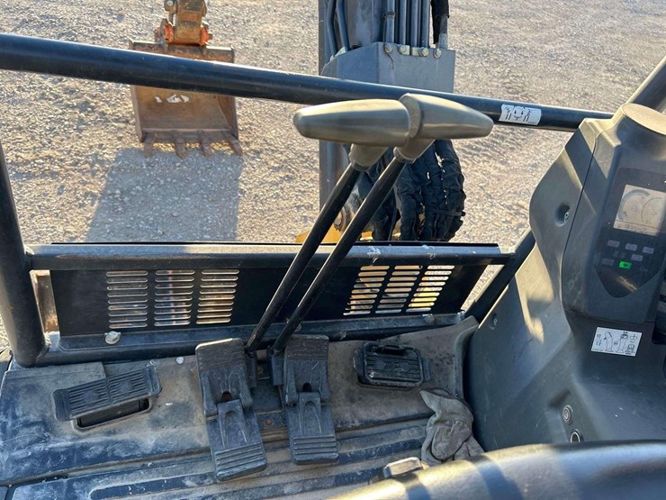 2013-deere-27d-image-14