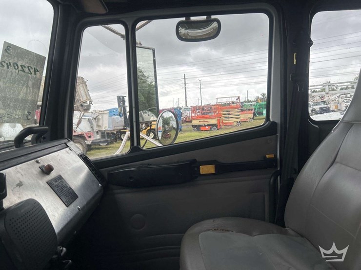 2004-freightliner-fl60-image-18