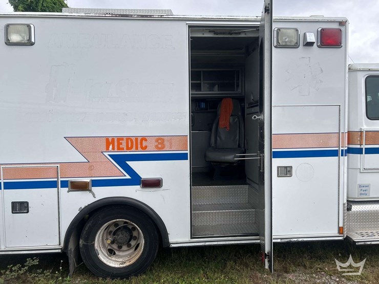 2004-freightliner-fl60-image-10