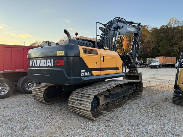 2022-hyundai-hx210al-image-3