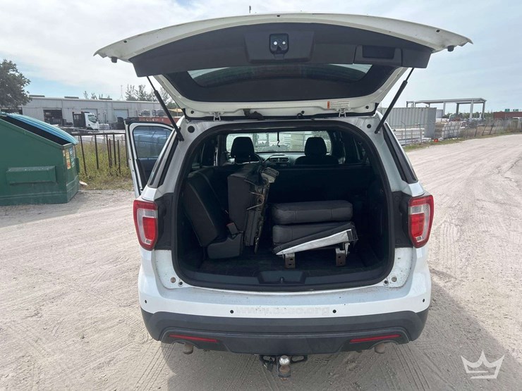 2017-ford-explorer-image-30