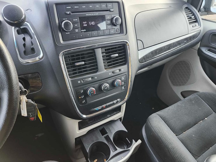 2015-dodge-grand-caravan-image-25