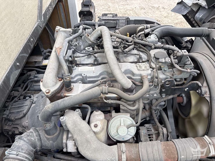 2011-isuzu-npr-image-17