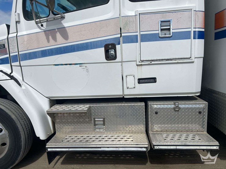 2004-freightliner-fl60-image-20