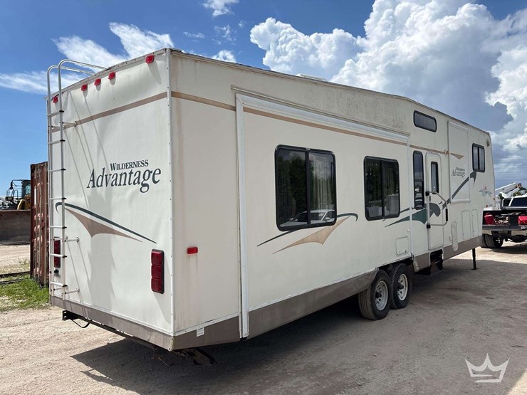 2004-fleetwood-wilderness-advantage-365-bsqs-38ft-t/a-5th-wheel-travel-trailer-image-3
