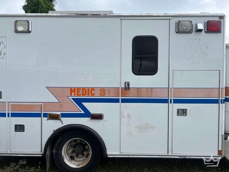 2004-freightliner-fl60-image-9