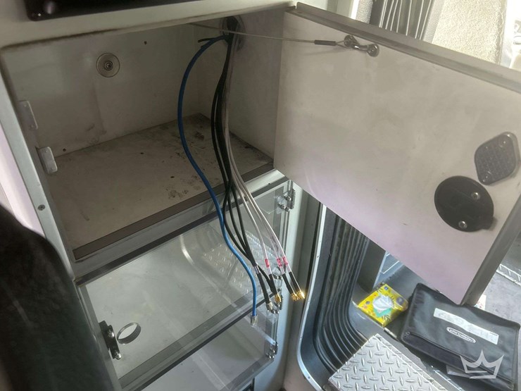 2003-freightliner-fl60-image-45