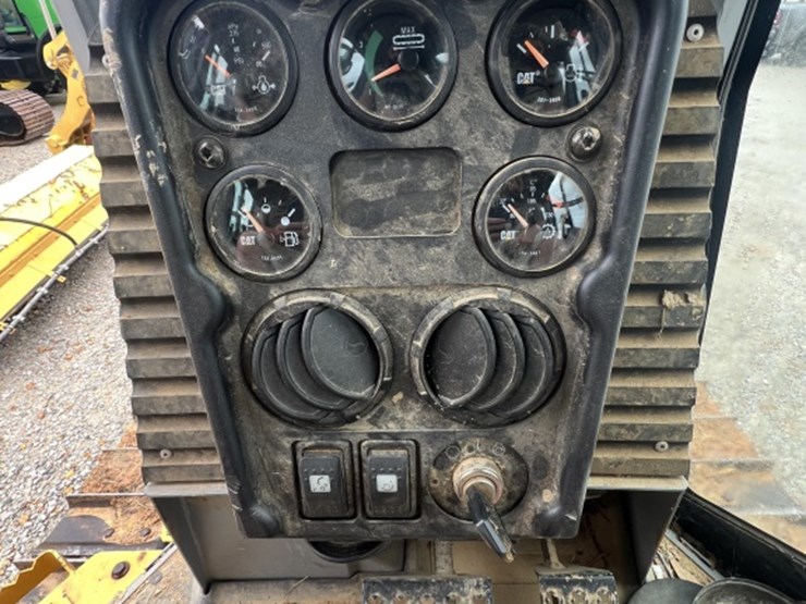 2003-caterpillar-d3g-xl-image-13