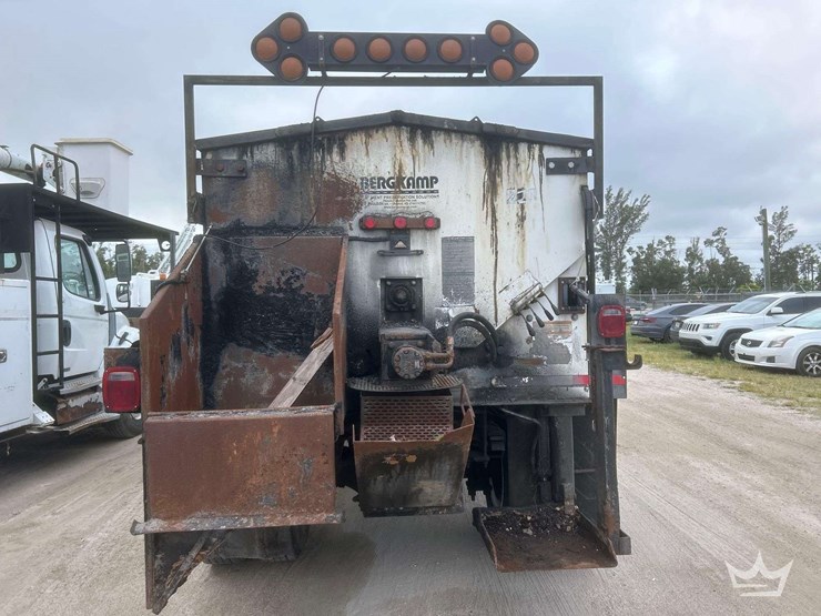 2014-freightliner-m2-106-image-38