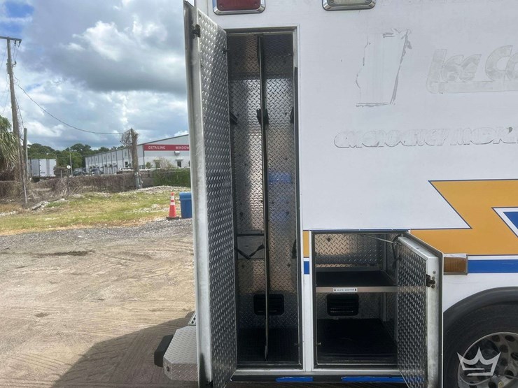 2005-freightliner-m2-106-image-31