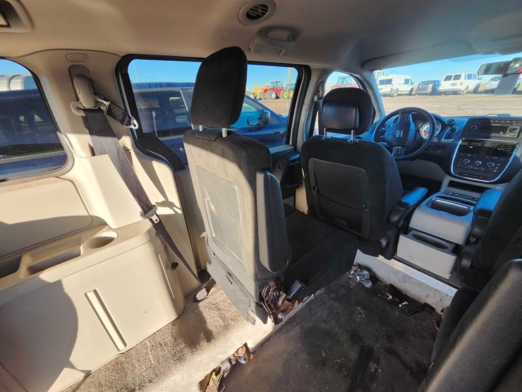 2015-dodge-grand-caravan-sxt-image-39