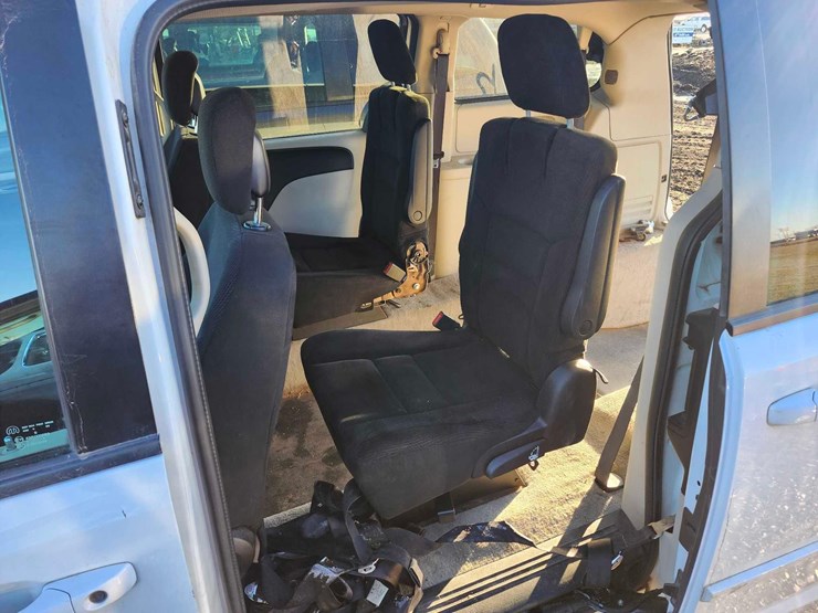 2015-dodge-grand-caravan-sxt-image-36