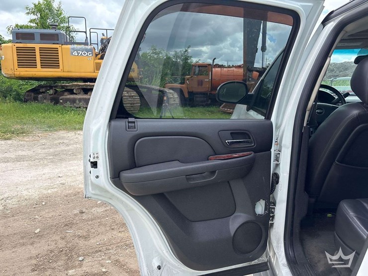 2010-chevrolet-tahoe-image-13