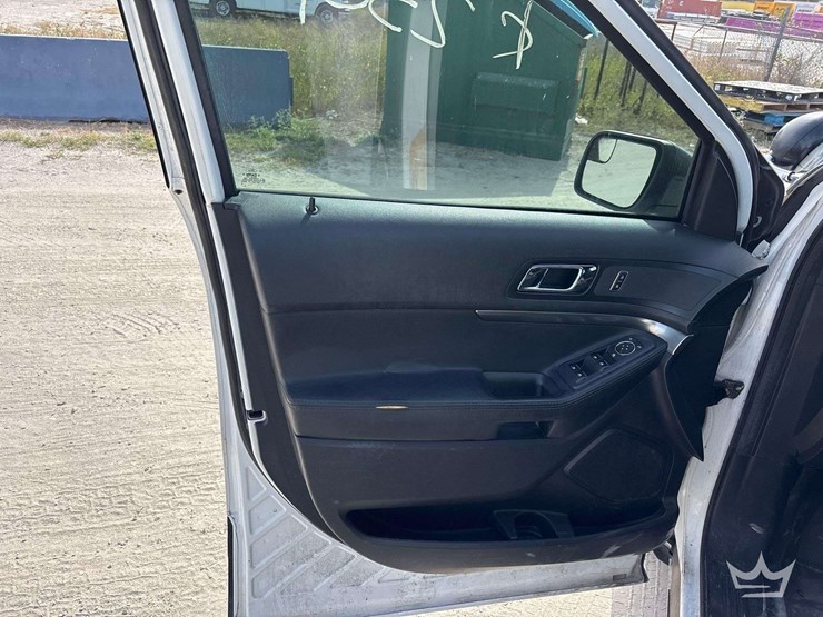 2017-ford-explorer-image-10