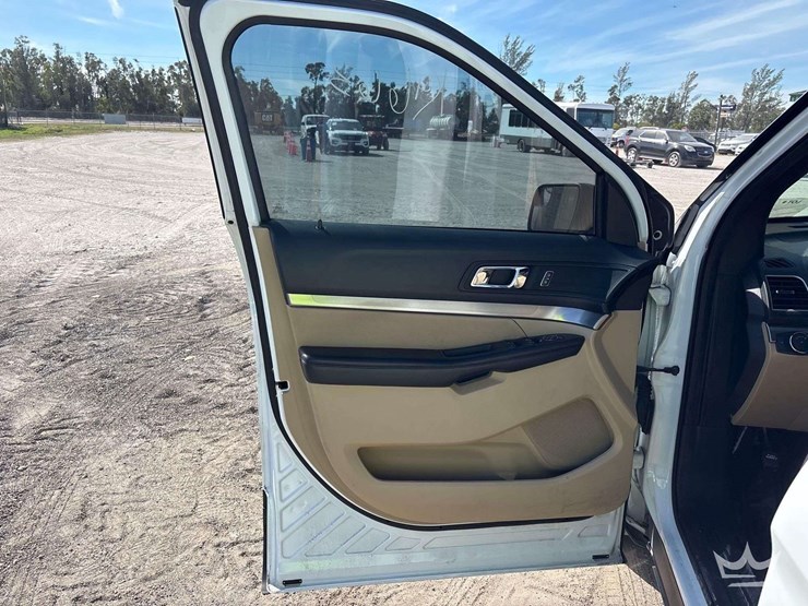 2017-ford-explorer-image-10