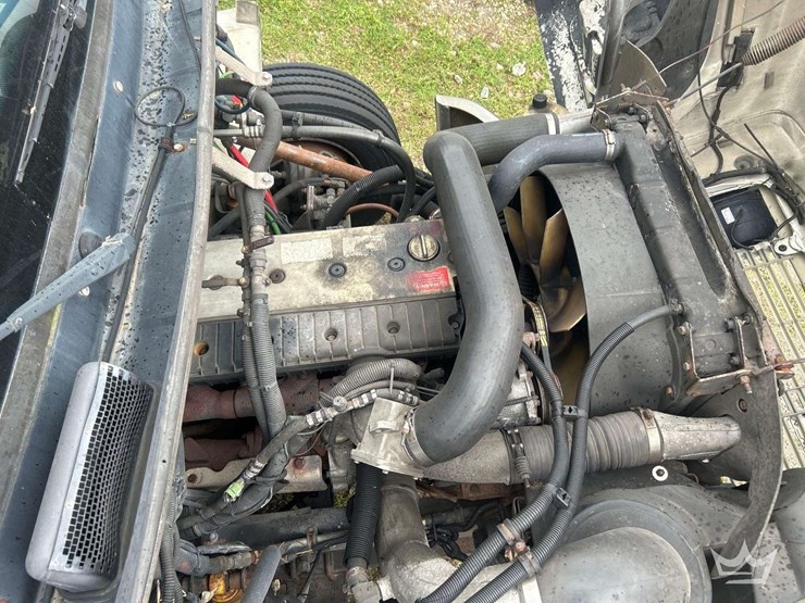 2004-freightliner-fl60-image-12